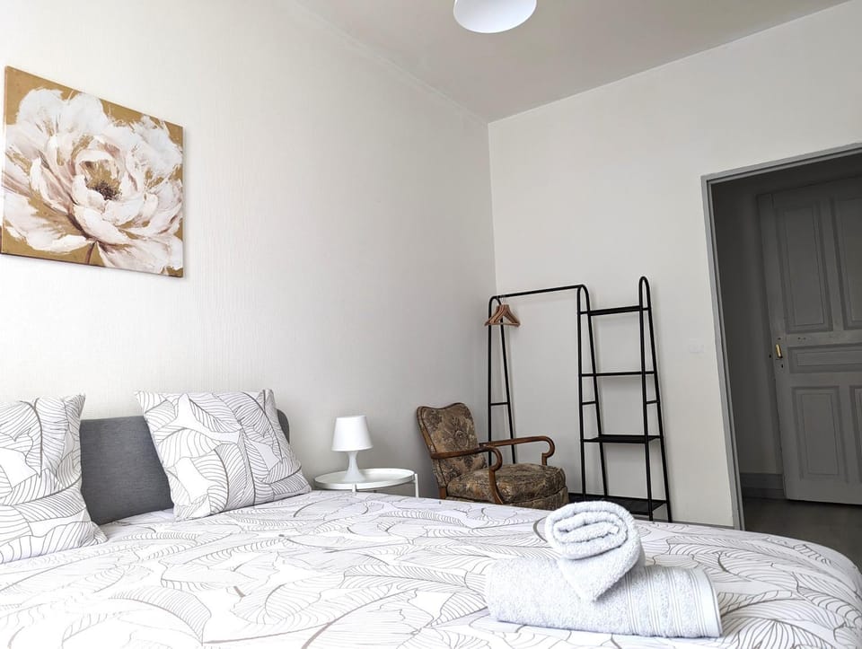 Bed, Photo of the whole room, Bedroom, towels