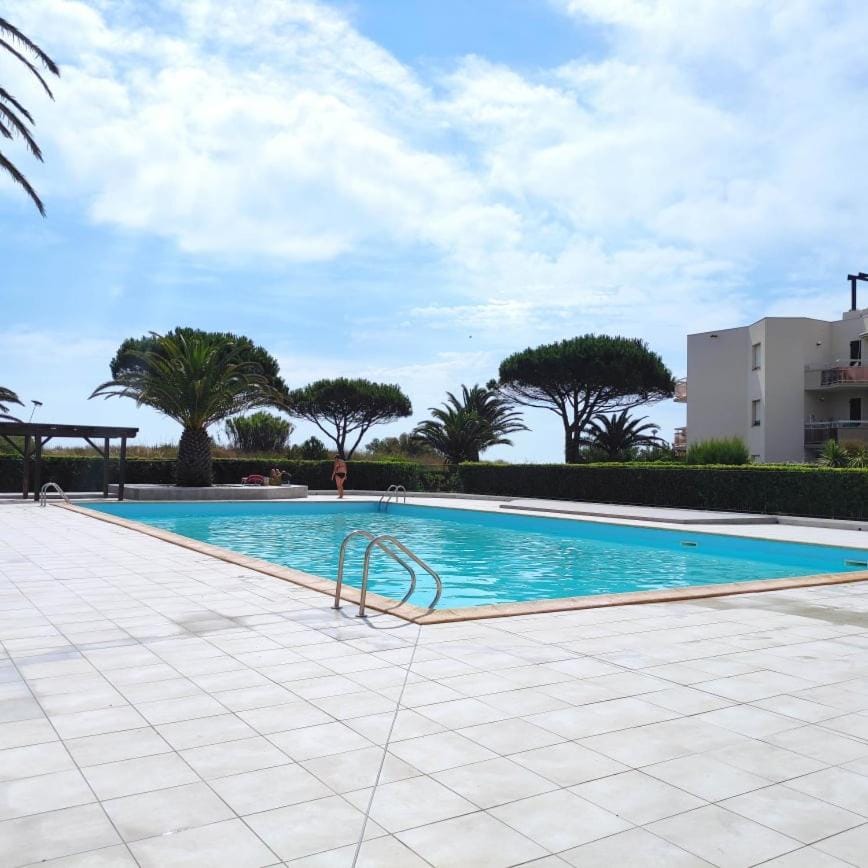 Day, Swimming pool