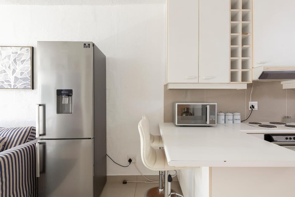 Kitchen or kitchenette, minibar