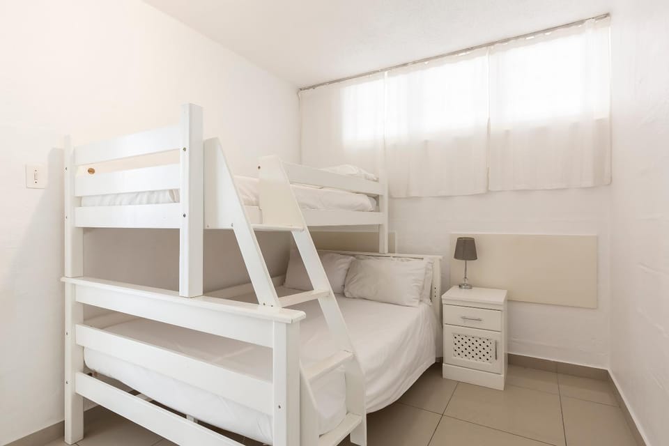 Bedroom, bunk bed