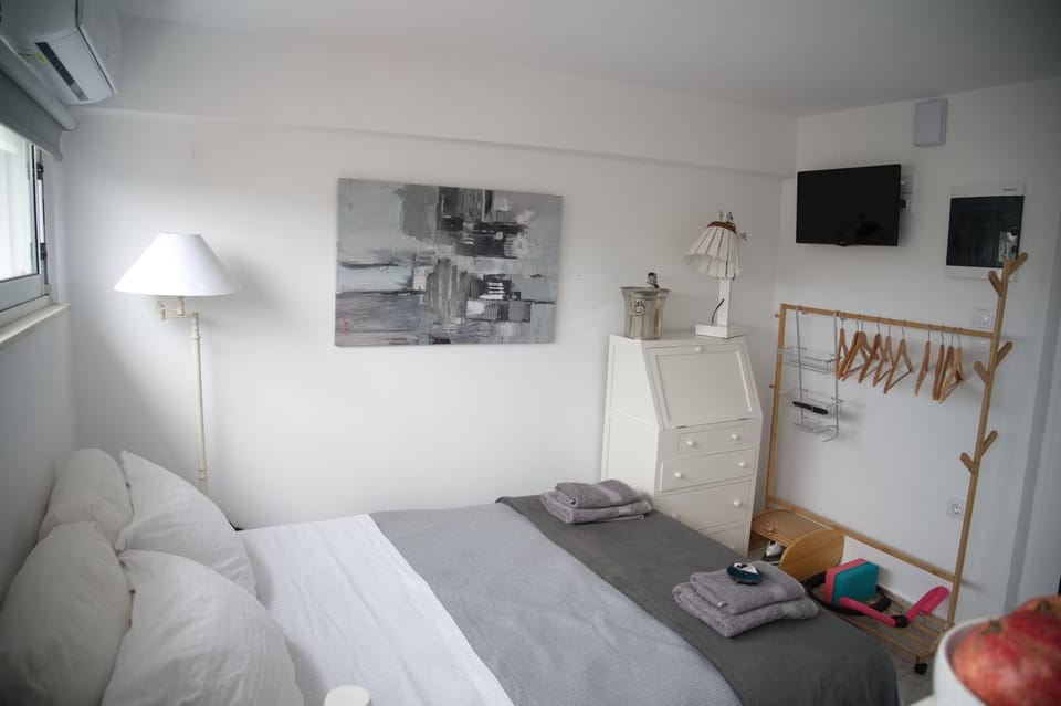 Bed, TV and multimedia, Photo of the whole room, Bedroom, towels