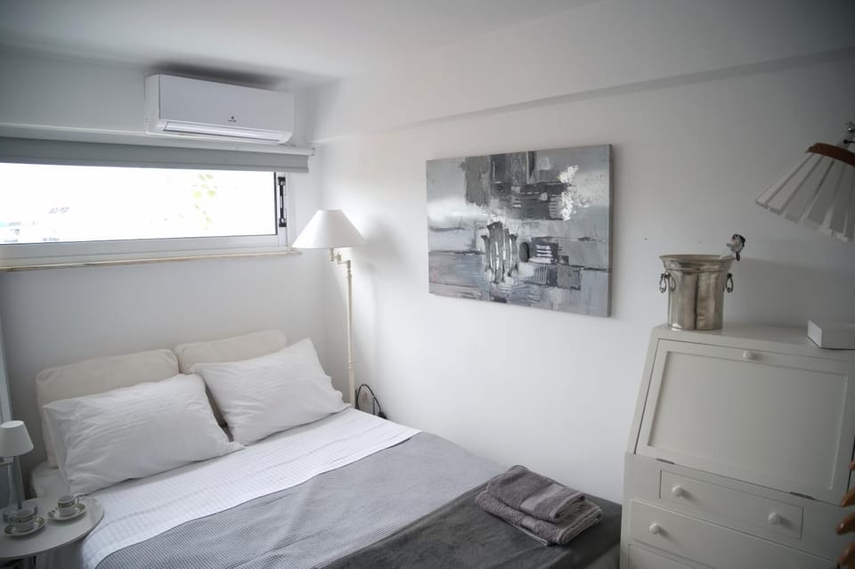 Bed, Photo of the whole room, Bedroom, towels, air conditioner