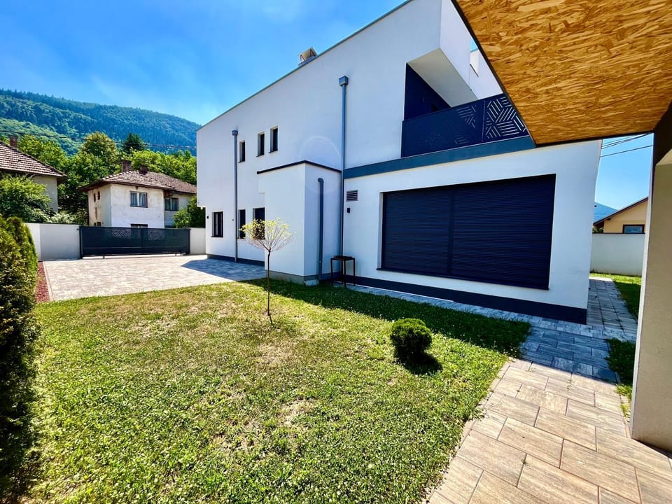 Property building, Spring, Day, Natural landscape, Garden, Garden view, Mountain view