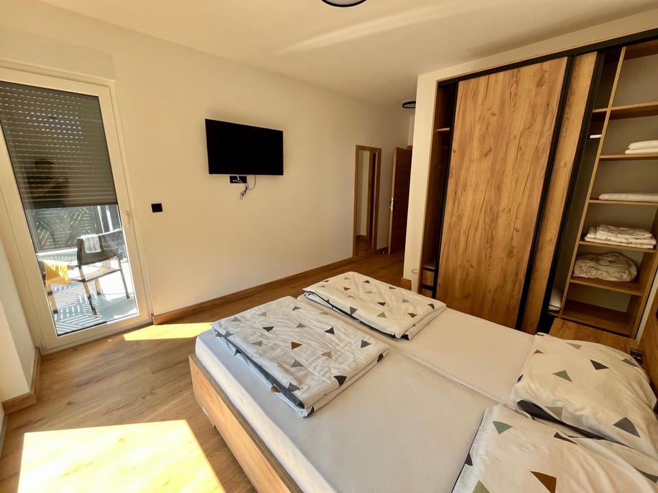 Bed, TV and multimedia, Photo of the whole room, Evening entertainment, Bedroom, towels, wardrobe