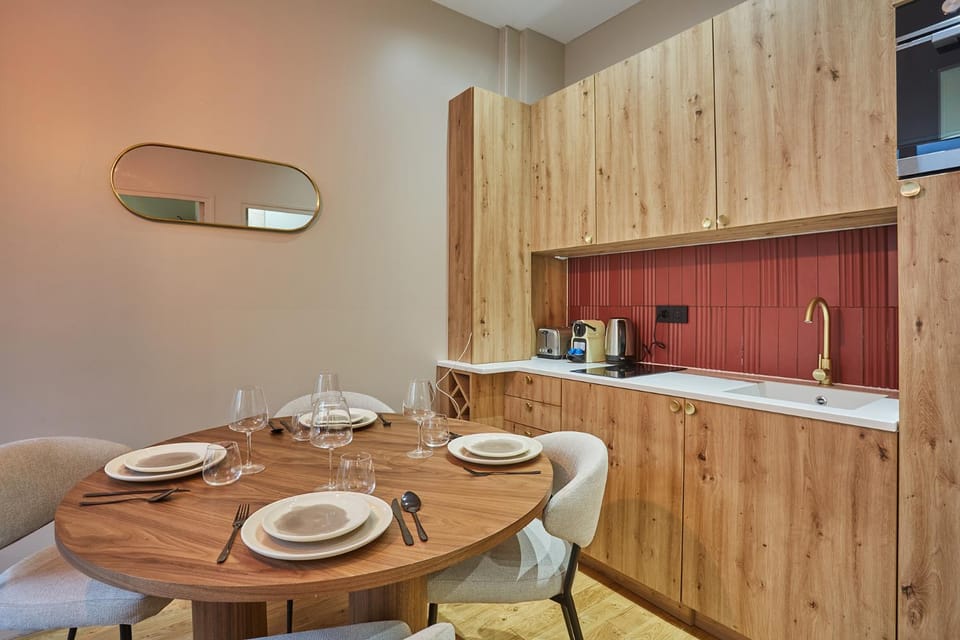 Kitchen or kitchenette, Dining area, minibar, stove