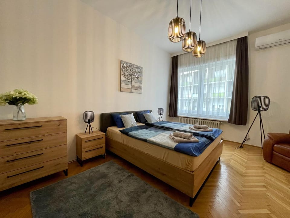 Bed, Photo of the whole room, Bedroom, air conditioner