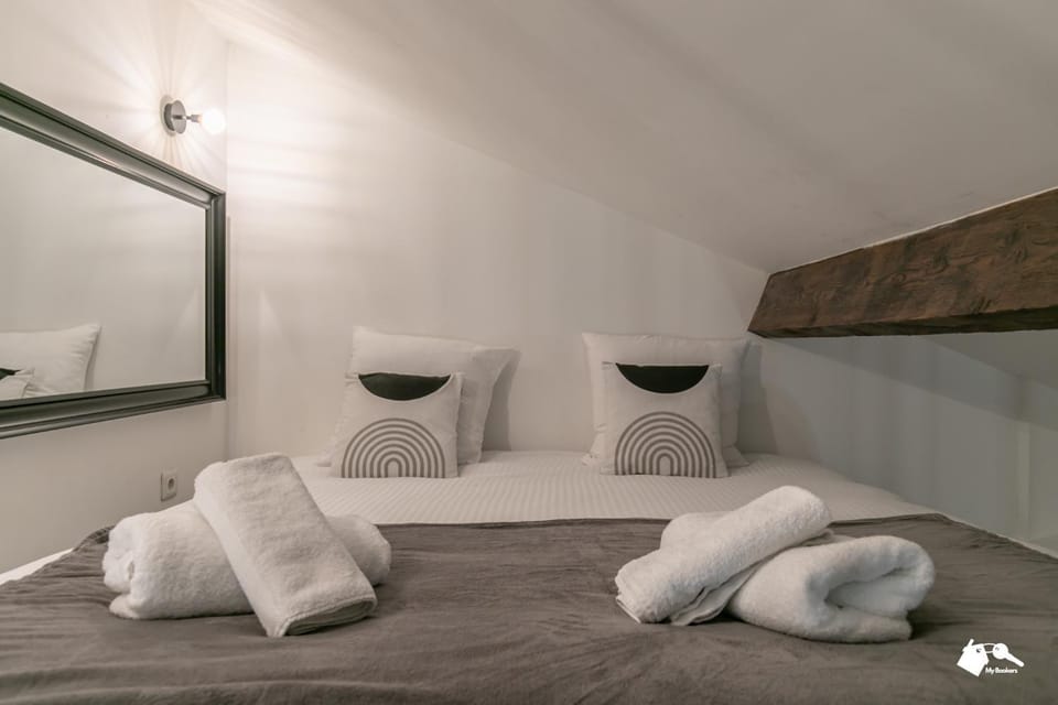 Bed, towels