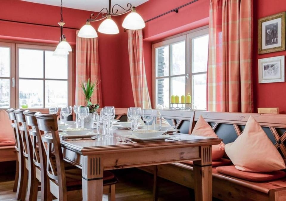 Restaurant/places to eat, Living room, Food and drinks, Seating area, Dining area, Food, Mountain view, Breakfast