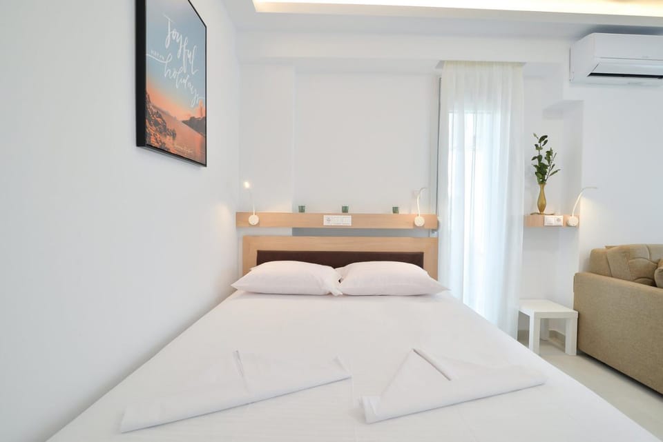 Bed, Living room, Seating area, Bedroom, air conditioner