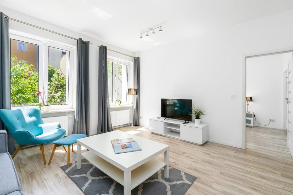 TV and multimedia, Living room, Seating area, Evening entertainment
