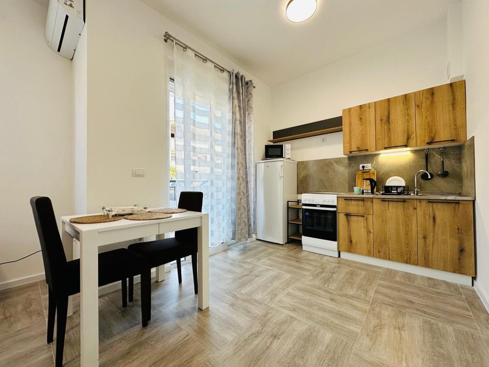 Kitchen or kitchenette, Dining area, minibar, stove