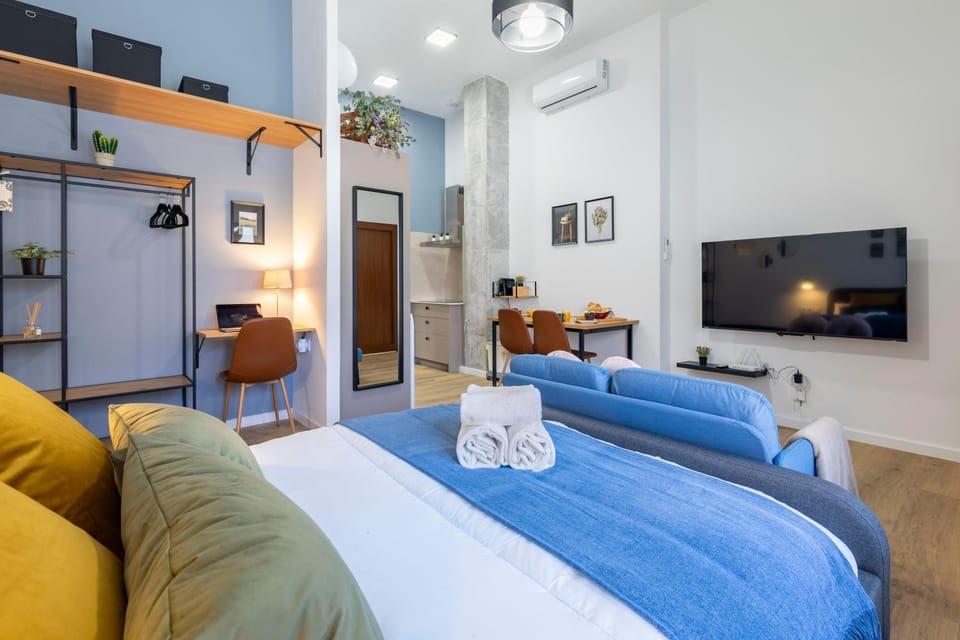 Bed, TV and multimedia, Seating area, Dining area, wardrobe, air conditioner