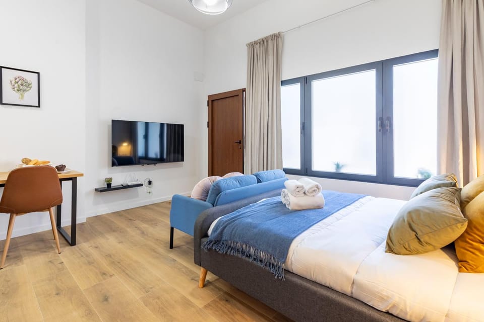 Bed, TV and multimedia, Living room, Seating area, Dining area, towels
