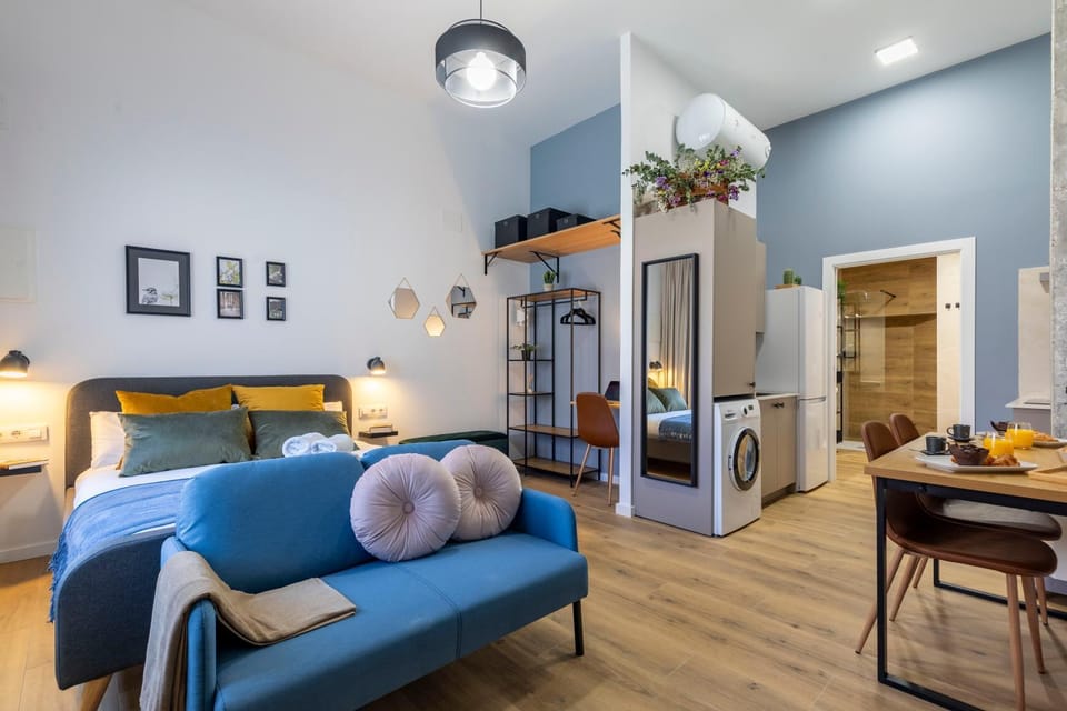 Bed, Kitchen or kitchenette, Photo of the whole room, Seating area, Dining area, wardrobe, washing machine, kitchen