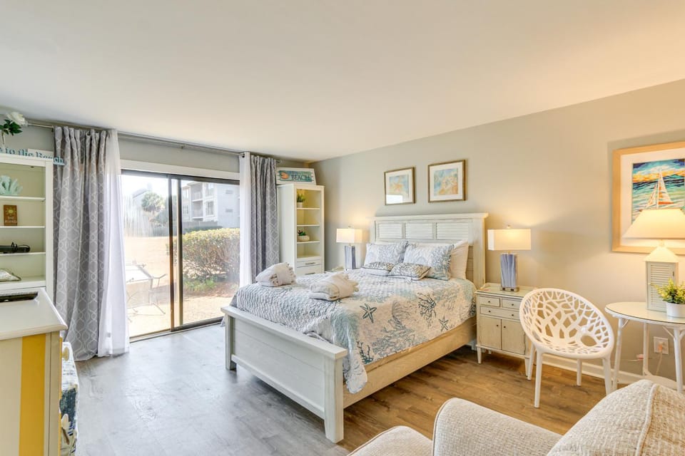Hilton Head Island Studio w/ Patio: Walk to Beach! Apartment in Hilton Head Island