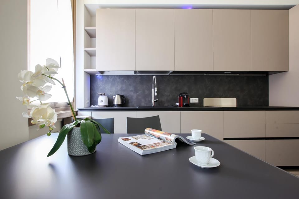 Coffee/tea facilities, Kitchen or kitchenette, Dining area, toaster