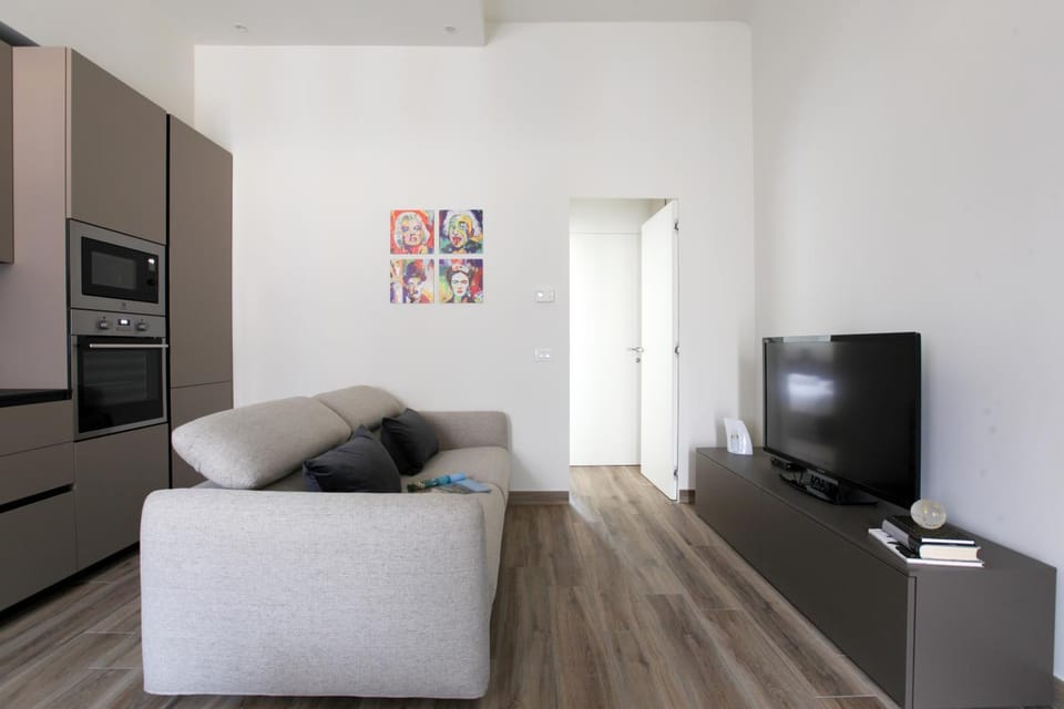TV and multimedia, Kitchen or kitchenette, Living room, Seating area