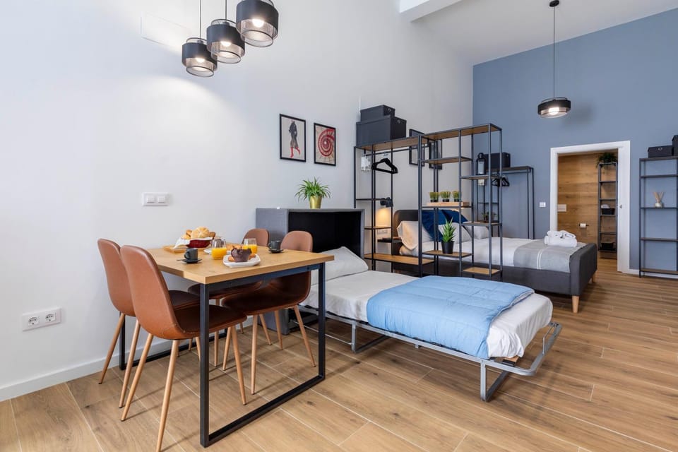 Bed, Living room, Photo of the whole room, Seating area, Dining area, towels