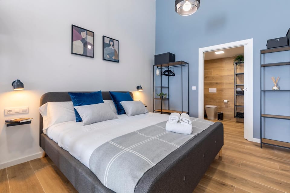 Bed, Photo of the whole room, towels, wardrobe