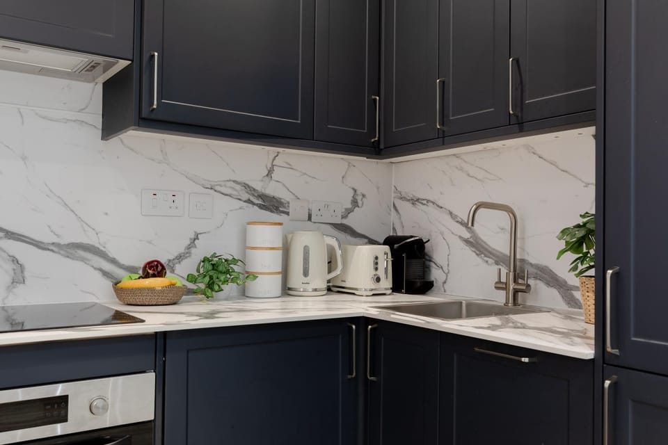 Coffee/tea facilities, Kitchen or kitchenette, stove, toaster
