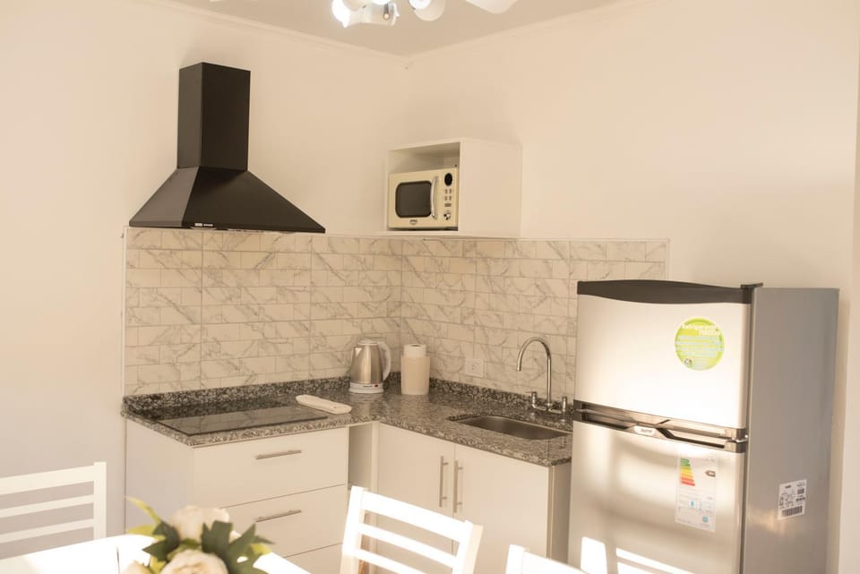 Kitchen or kitchenette, minibar