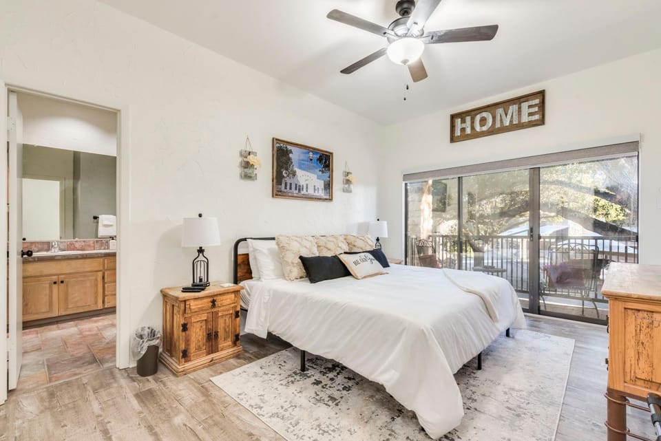 Bed, TV and multimedia, Photo of the whole room, Bedroom, fireplace