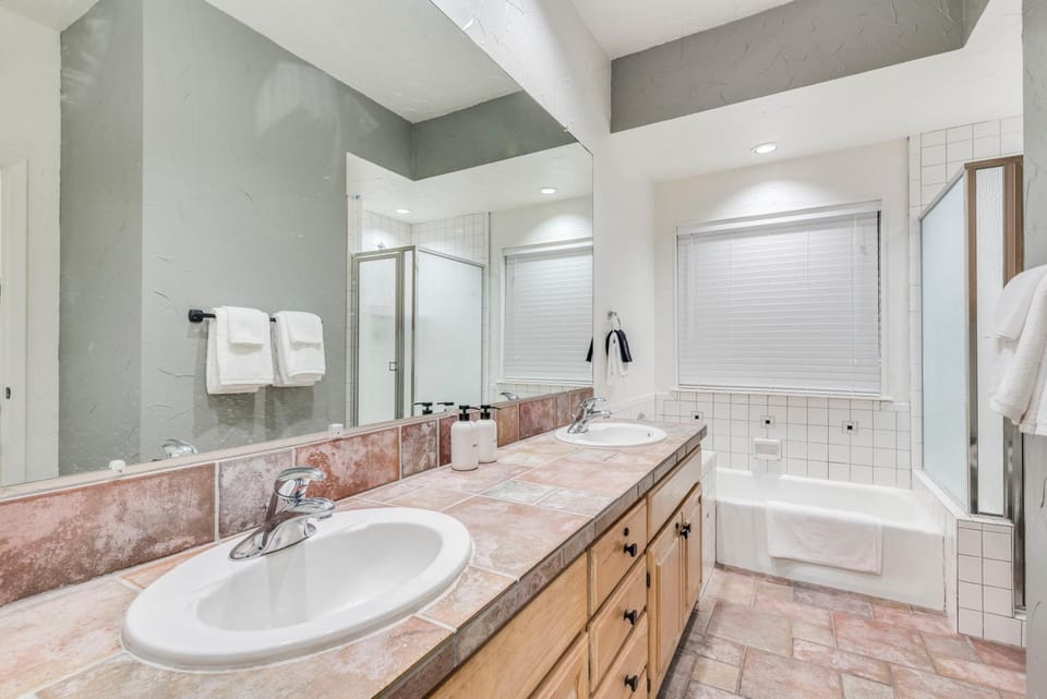 Shower, Toilet, Bathroom, Bath, towels
