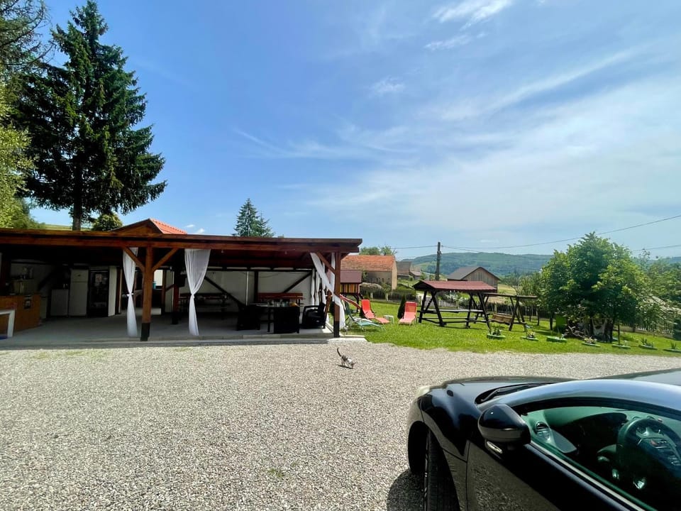 Property building, Garden, Parking
