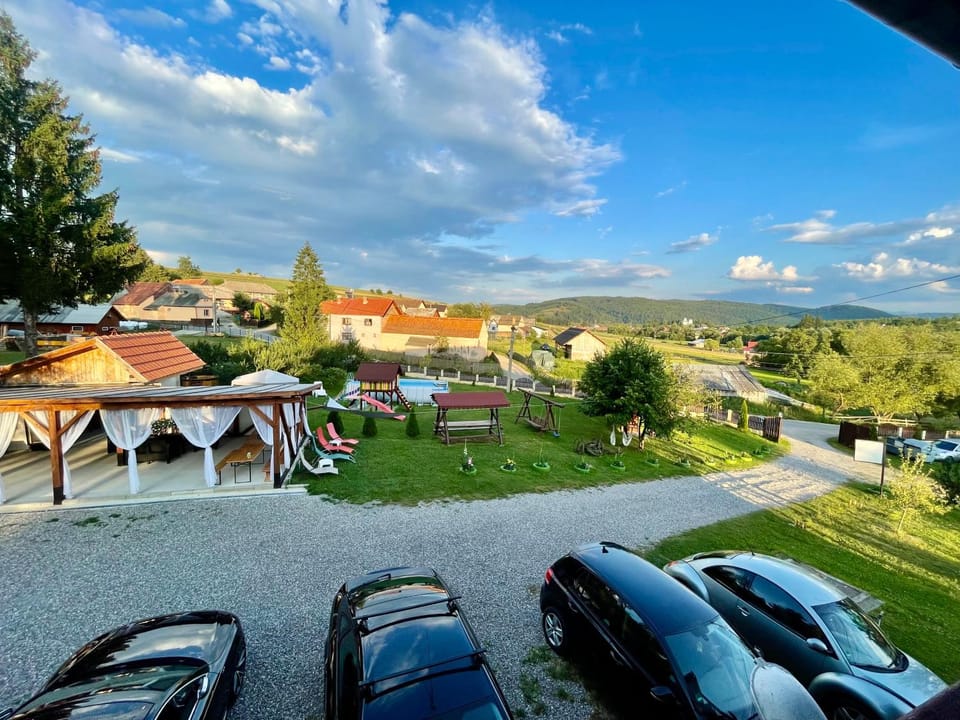 Property building, Natural landscape, Garden, Garden, Garden view, Parking