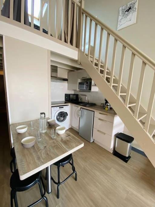 Kitchen or kitchenette, Living room, Dining area, minibar, pet friendly, stove, toaster