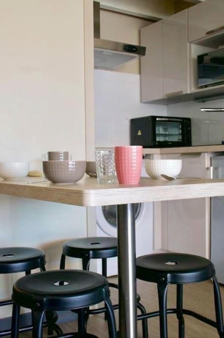 Kitchen or kitchenette, Dining area, minibar, pet friendly, stove, toaster