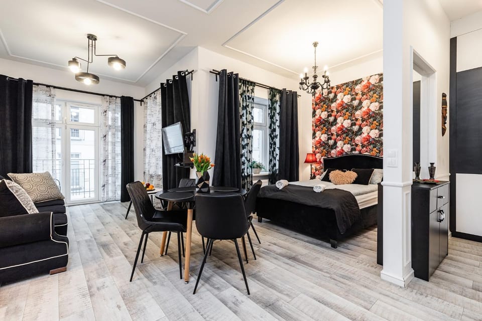 Bed, Living room, Photo of the whole room, Seating area, Bedroom