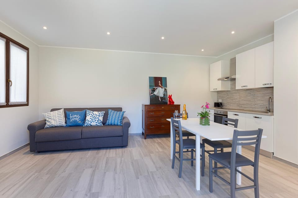 Kitchen or kitchenette, Dining area, stove