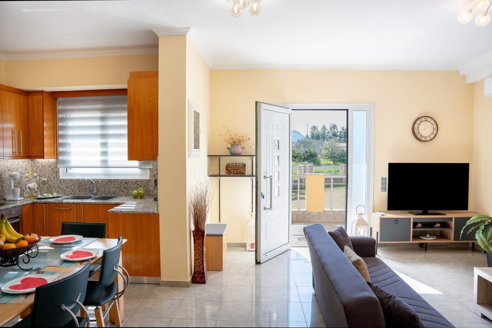 TV and multimedia, Living room, Seating area, Dining area