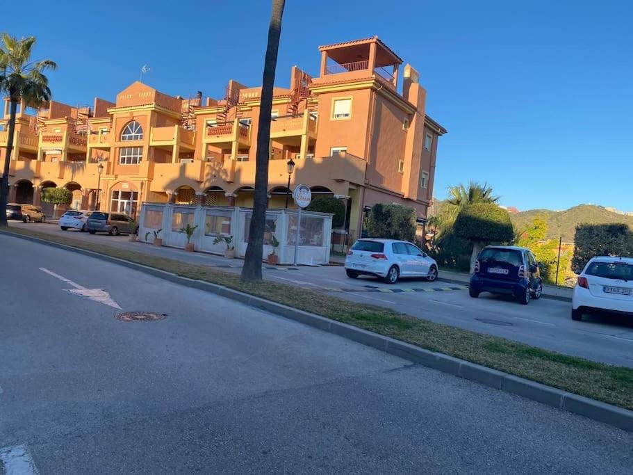 Restaurant/places to eat, Street view