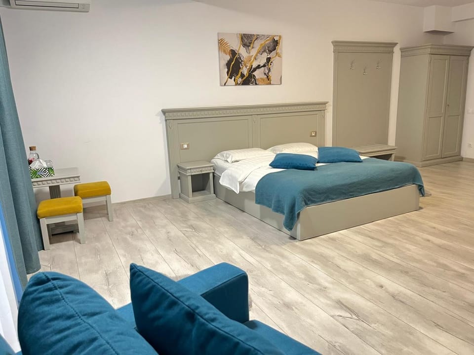 Bed, Living room, Photo of the whole room, Seating area, Bedroom