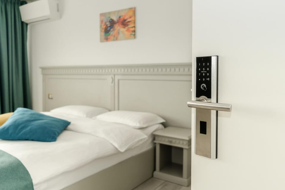Bed, TV and multimedia, Photo of the whole room, Bedroom, acessibility, air conditioner