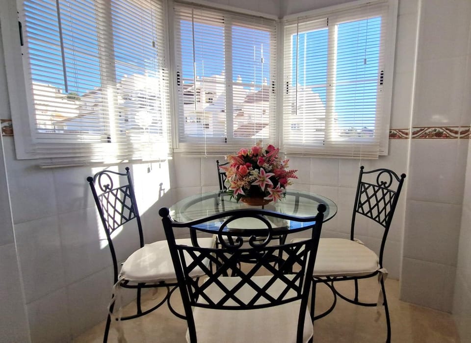 Seating area, Dining area