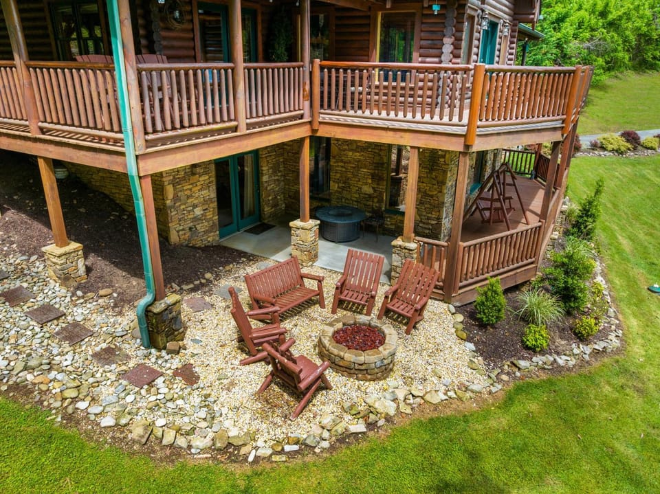 Luxe Cabin w/ Theater, Hot Tub, Pool Table, Arcade, Views, Fire Pit, BBQ Cabin in Sevier County