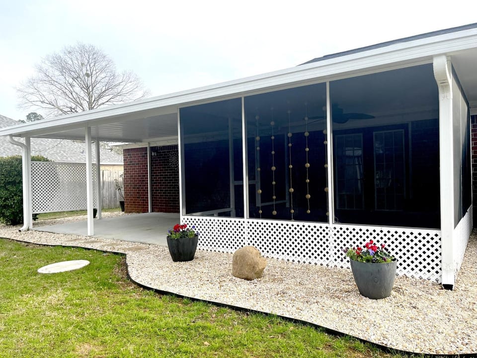 Property building, Patio, Spring, Day, Garden, Garden view