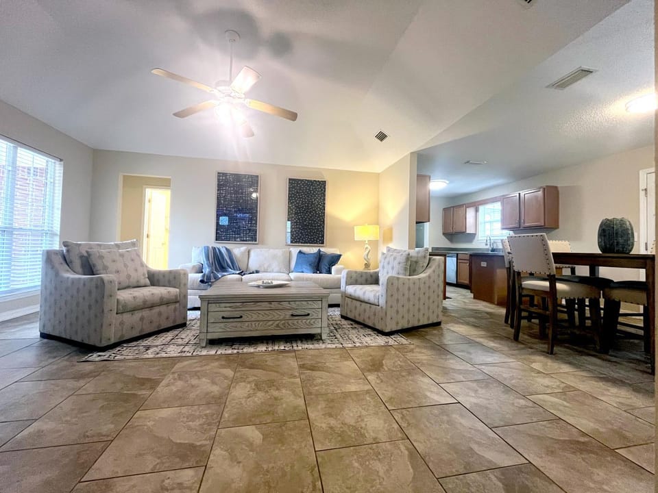 TV and multimedia, Kitchen or kitchenette, Living room, Seating area, Dining area, fireplace
