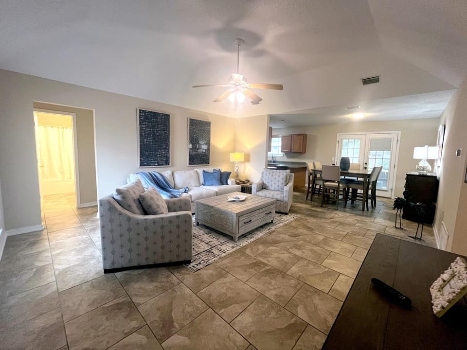 TV and multimedia, Kitchen or kitchenette, Living room, Seating area, Dining area, fireplace