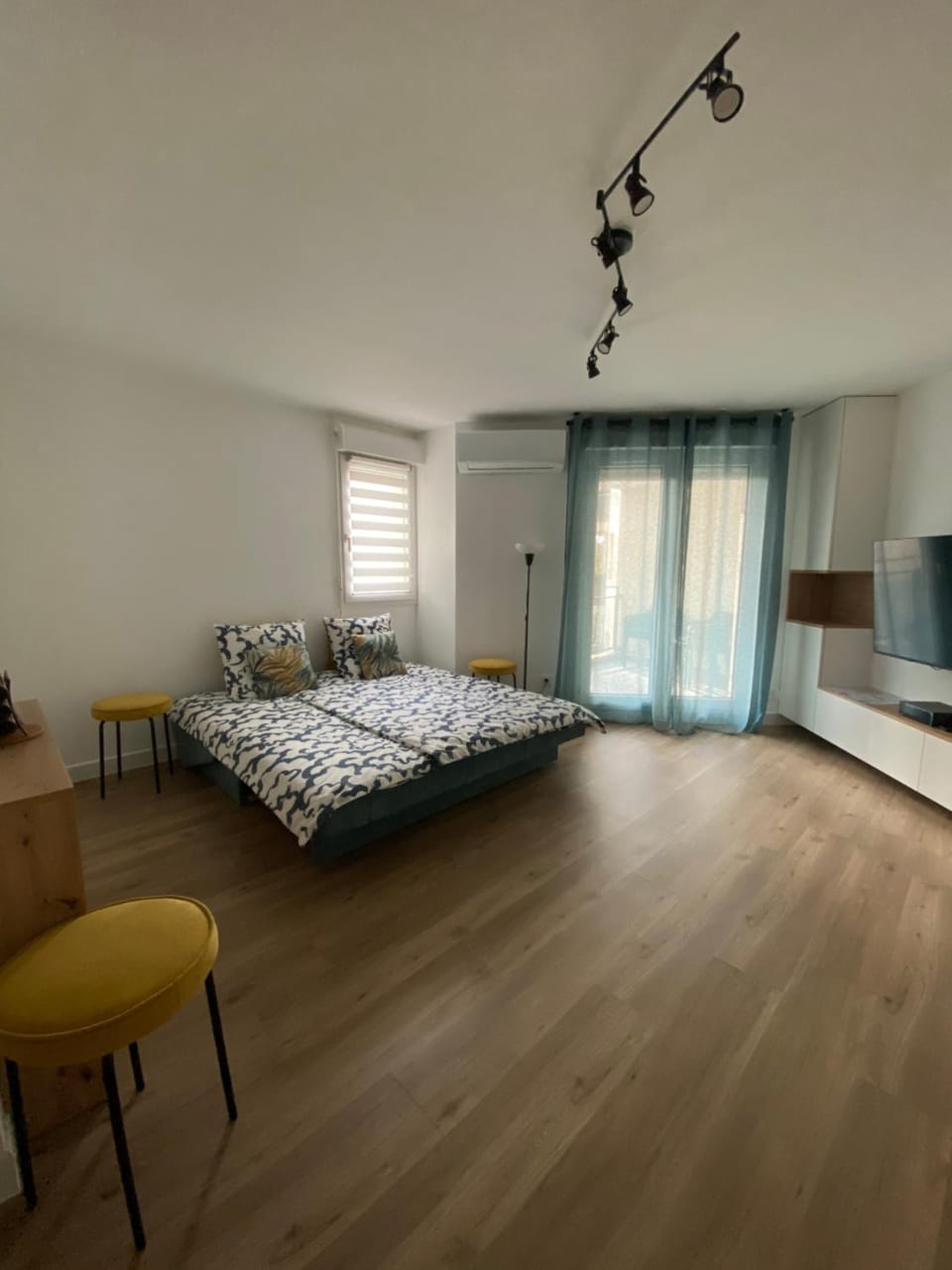 Bed, Living room