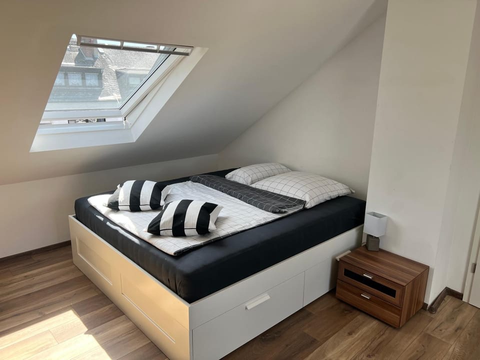 Bed, Living room, Photo of the whole room, Seating area, Bedroom