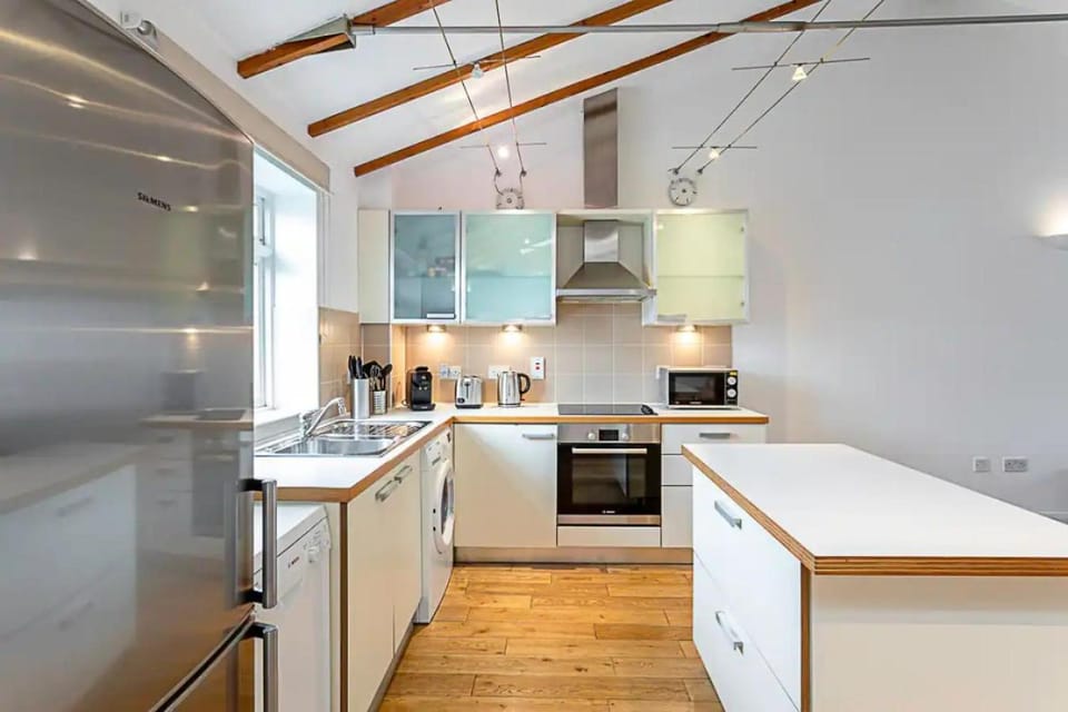 Coffee/tea facilities, Kitchen or kitchenette, dishwasher, microwave, oven, pet friendly, stove, washing machine