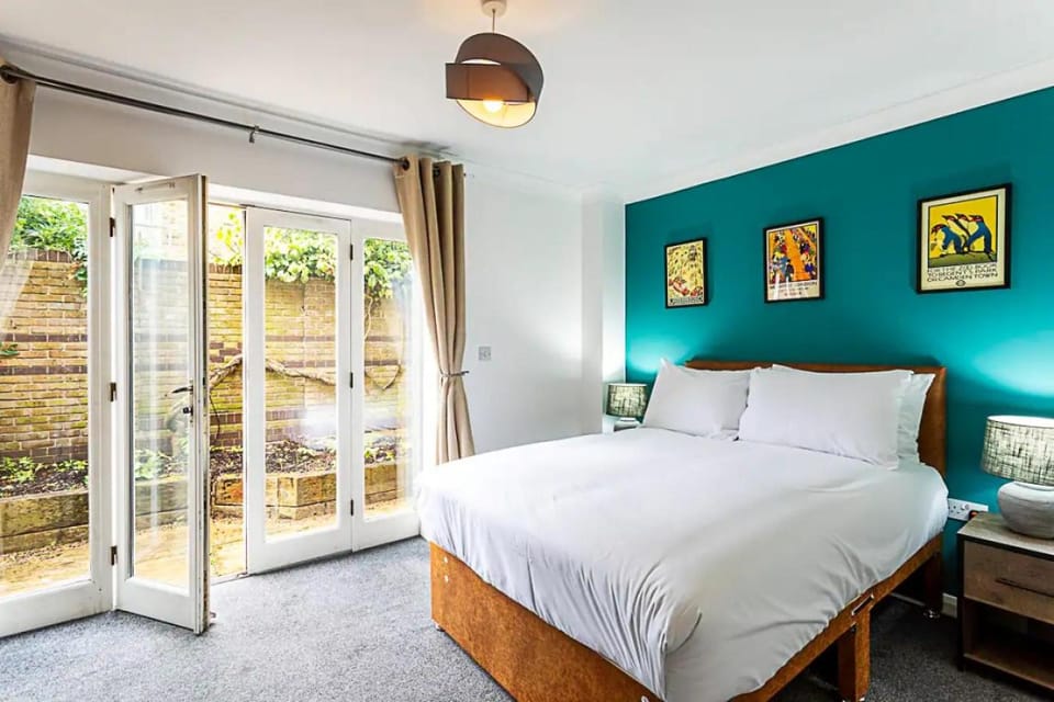 Bed, Bedroom, Garden view