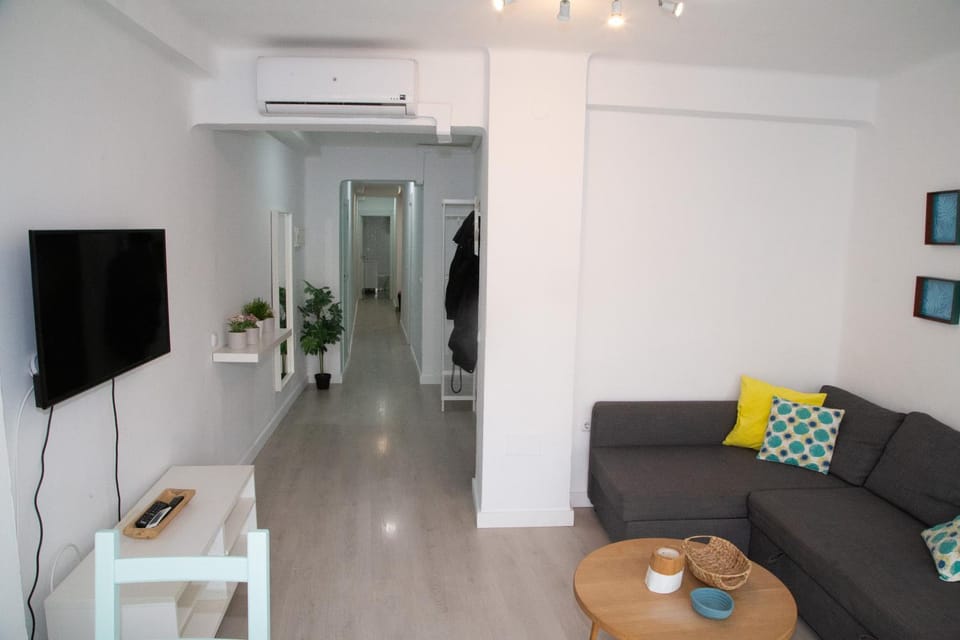 Communal lounge/ TV room, TV and multimedia, Living room, Seating area, air conditioner