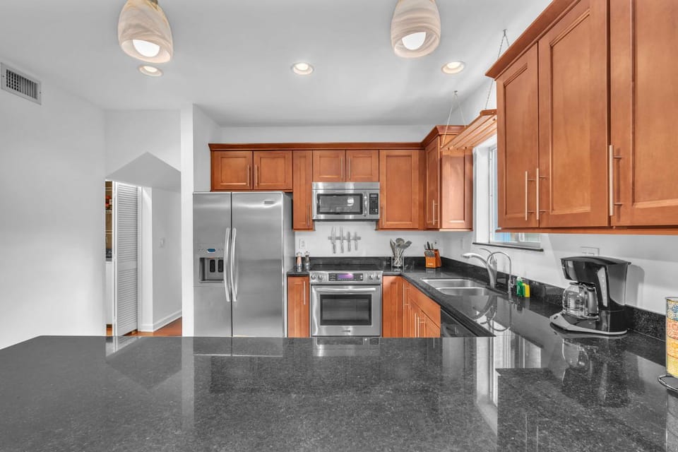 Center Grove - Lush & Spacious & New - 3 Bedrooms House in Coconut Grove