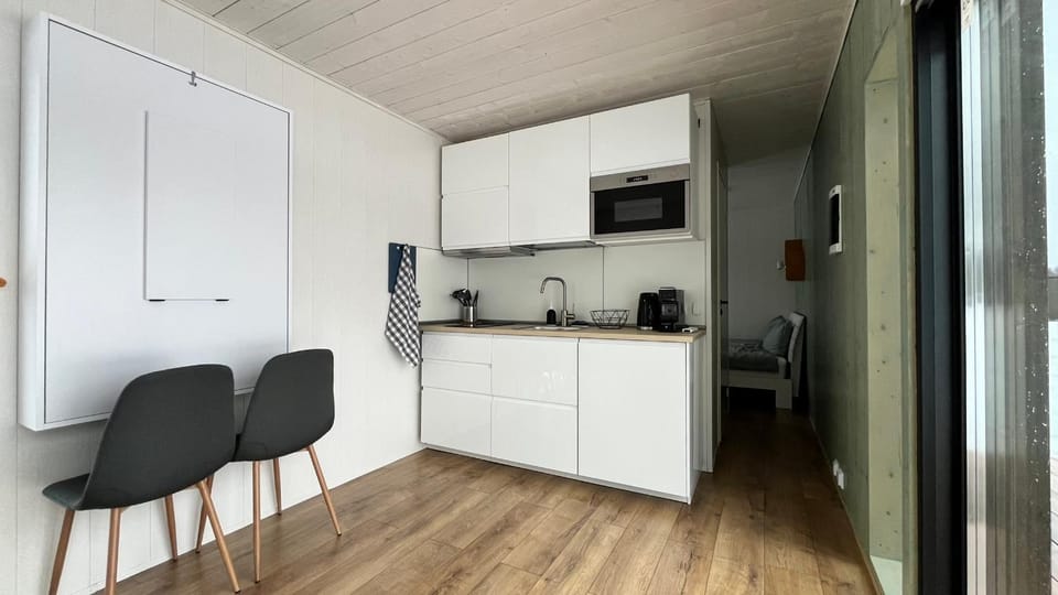 Kitchen or kitchenette, minibar