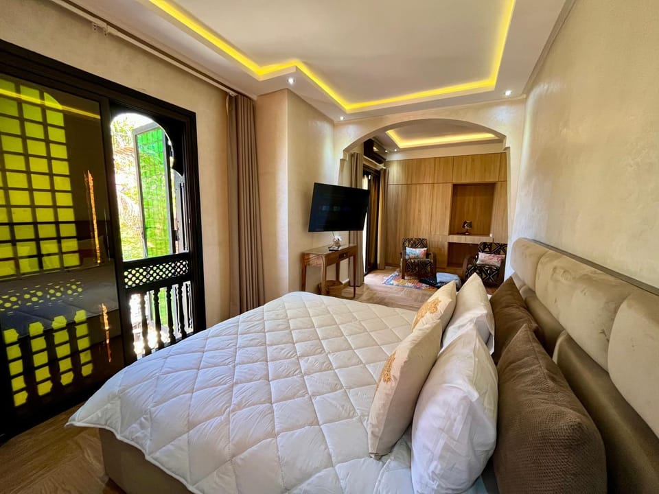 Bed, TV and multimedia, Photo of the whole room, Bedroom